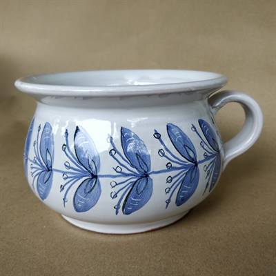 Lille potte i hvid glasur, med blå dekorationer.